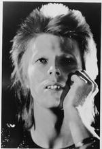 I 1973 var det hans glamrocker-figur Ziggy Stardust, der var faldet ned på Jorden, han optrådte som. 