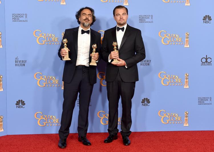 Prisuddeling.  Alejandro Iñárritu (t.v.) sammen med Leonardo DiCaprio. De to  vandt begge Golden Globes for henholdsvis bedste film og bedste mandlige hoverrolle for filmen The Revenant. 