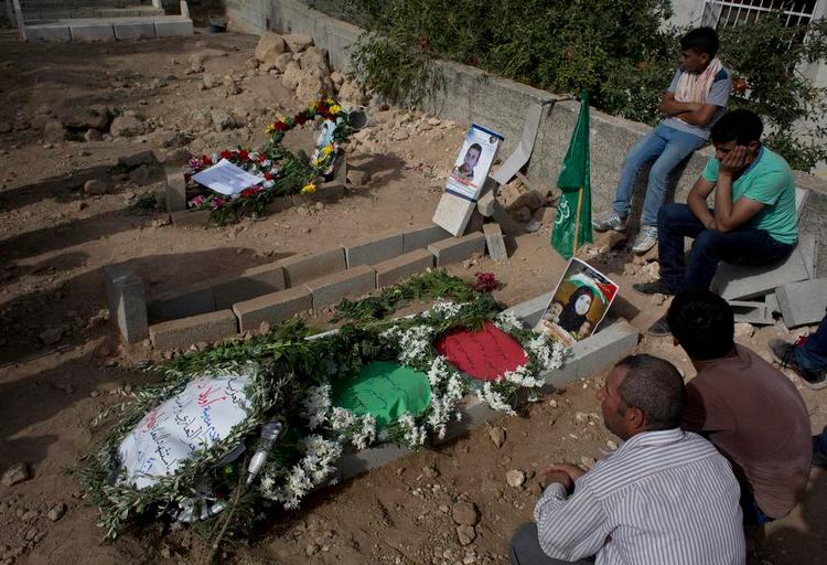 Begravelse. Palæstinenserne Riham og Saad Dawabsha og deres halvandet år gamle søn Ali blev dræbt 31. juli sidste år i deres hjem i landsbyen Duma, da israelske bosættere smed en molotovcocktail ind i familiens hjem. Nu har afhøringerne af deres mordere afsløret, at der bag mordet stod et hemmeligt netværk af fundamentalistiske bosættere. 