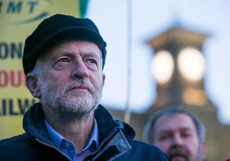 Aktivist. Den gråskæggede Labour-leder Jeremy Corbyn appellerede til yngre politisk interesserede og veteraner, som havde forladt Labour i takt med, at partiet udviklede sig til en valgmaskine uden originalt politisk indhold. 