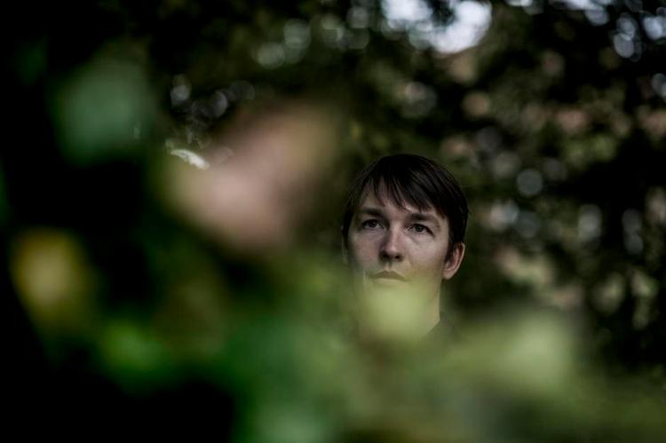 Hovedperson. Søren Lerche, tidligere voldelig autonom og kriminel, fortæller om sin dystre fortid. 
