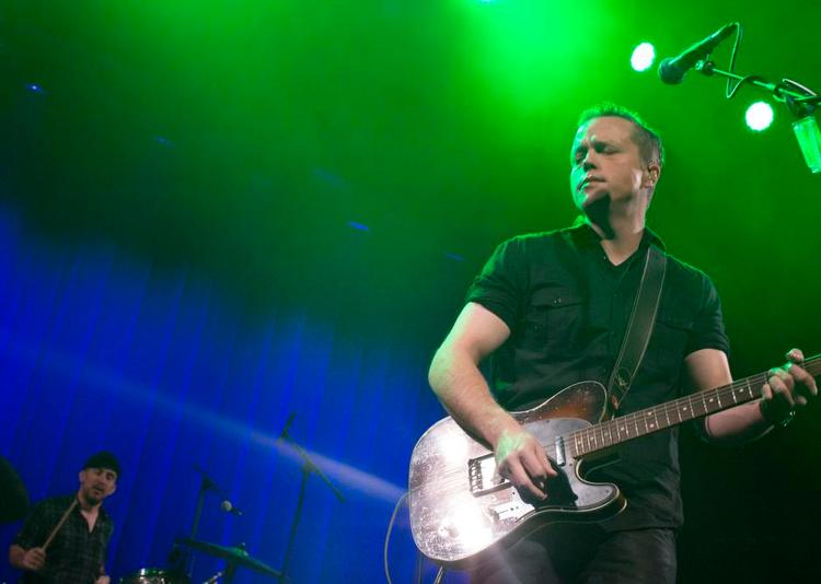 Smertepunkter. Jason Isbell var nærig med sig selv på scenen, men sammen med sit faste band viste han i enkelte store rørende øjeblikke, hvorfor han er en af de stærkeste stemmer inden for country lige nu. 