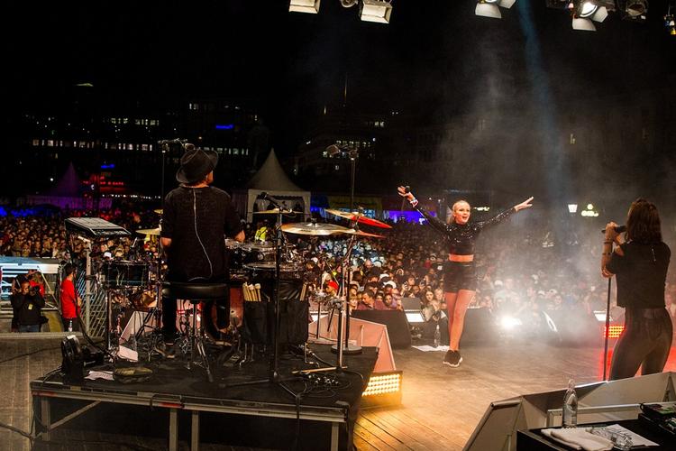 Koncert. Det var angiveligt under koncerten med Zara Larsson under festivalen 'We Are Stockholm', at der skulle have fundet overgreb sted i publikumshavet. Her et billede fra hendes koncert. (arkivfoto) 