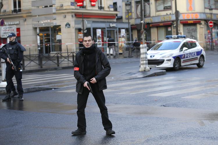 POLITISKUD. Betjente afspærrede området omkring politistationen efter nedskydningen af den knivbevæbnede angriber. 