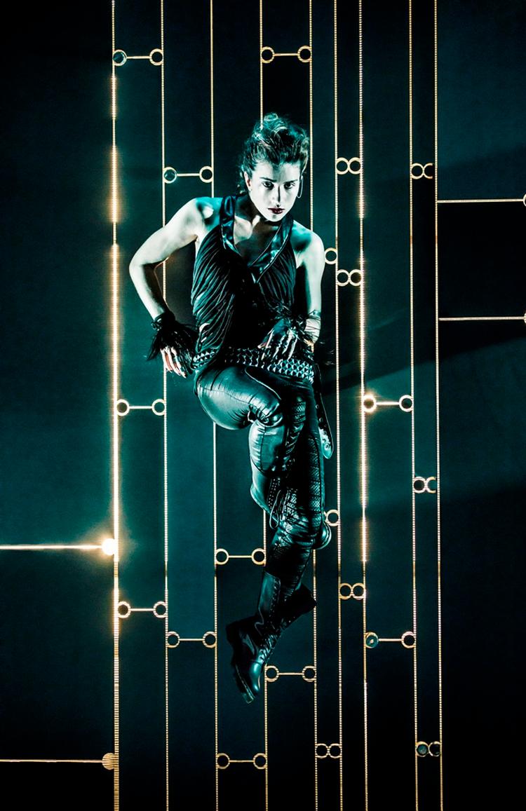 Svævende. På scenen kan man opleve Danmarks mest prisvindende dansekompagni. 