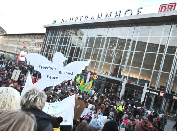 DEMONSTRATION. Efter angrebene nytårsaften blev der demonstreret foran hovedbanegården i Köln. 
