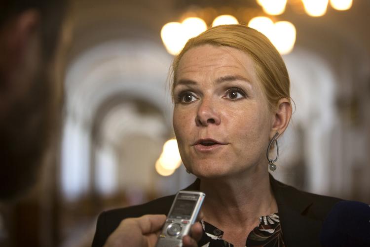 Tilbagetog. »Jeg kan ikke yderligere dokumentere, at det pågældende forældrepar har fået besked om ikke at medbringe svinekød, og jeg burde derfor ikke have gengivet historien uden at dobbelttjekke med Aalborg Kommune«, siger Inger Støjberg i en skriftlig kommentar til Berlingske 
