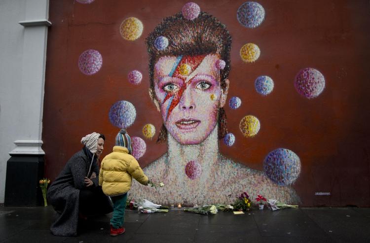 BOWIE. Rockikonet David Bowie bliver mindet verden over i dag. Her ligger forbipasserende blomster foran et street art-værk af Bowie i hans fødeby, London-bydelen Brixton. 