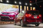 Chrysler. Den traditionelle minivan er ikke længere cool i USA. Men Chrysler mener, at der er stadig er kunder til en praktisk storfamiliebil med op til syv sæder. Derfor præsenterer de den nye Pacifica, der minder en del om Renault Espace. Chrysler Pacifica fås som plug-in-hybrid, der kan køre op til 50 kilometer på en opladning af batteriet. Det dækker mange amerikaneres daglige kørselsbehov. 