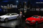Mercedes. E-klassen, som er en populær taximodel, fremstår i Detroit i ny udgave, hvor man skal koncentrere sig for at spotte, hvad der er nyt i det ydre. Designet ligger meget tæt op ad den store S-klasse, og den største opgradering af den nye E-klasse findes i kabinen. Her udgøres instrumenteringen af to 12-tommer skærme, der er placeret ved siden af hinanden. Mercedes E-klasse ses til venstre. Til højre Mercedes SLC, der har taget navneforandring fra SLK. 