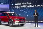 VW. Det var VW’s amerikanske chef, Michael Horn, der måtte aflevere den første undskyldning efter miljøskandalens udbrud i september. I Detroit blev han sendt på scenen for at præsentere en model, der burde have et fint miljøregnskab. Nemlig den nye Tiguan GTE, der er en plug-in-hybrid. Den teknik anvender VW allerede i Golf og Passat. 