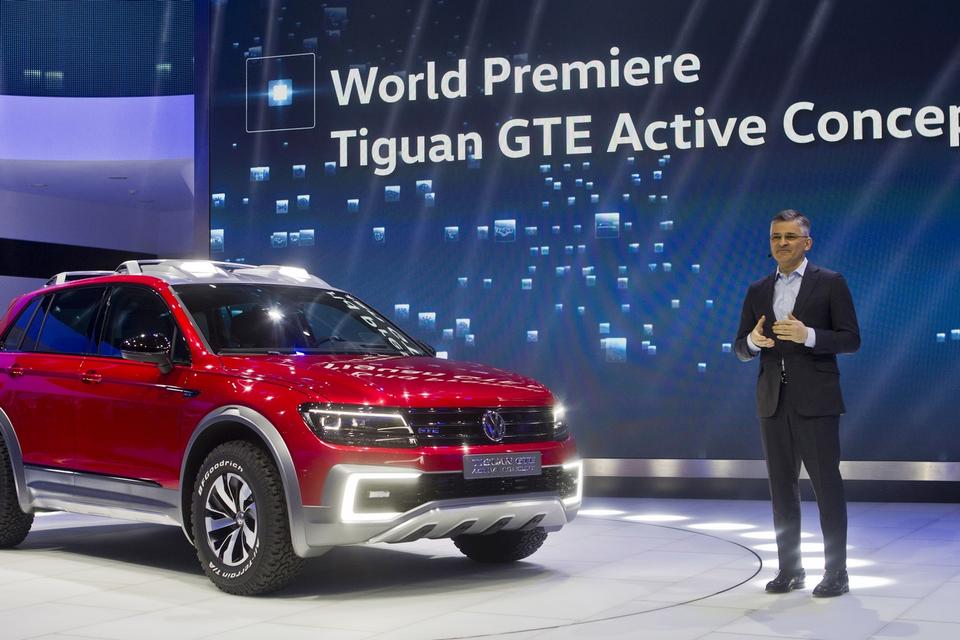 VW. Det var VW’s amerikanske chef, Michael Horn, der måtte aflevere den første undskyldning efter miljøskandalens udbrud i september. I Detroit blev han sendt på scenen for at præsentere en model, der burde have et fint miljøregnskab. Nemlig den nye Tiguan GTE, der er en plug-in-hybrid. Den teknik anvender VW allerede i Golf og Passat. 