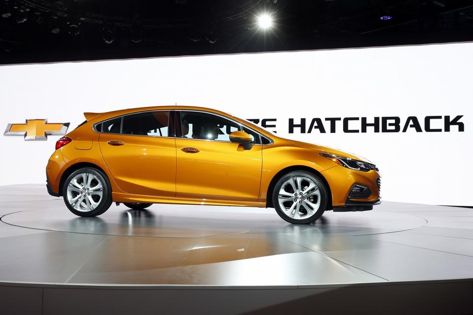 Chevrolet. Europæere må kigge forgæves efter den nye Chevrolet Cruze, da Chevrolet er trukket ud af Europa. Men det er stort set samme bil som Opel Astra. Amerikanerne får den nye Chevrolet Cruze som femdørs hatchback, en biltype, som traditionelt ikke er så populær i USA. 