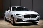 Volvo. Tag den nye firehjulstrækker fra Volvo, XC90. Sæt et nyt karrosseri på, og så har man den nye limousine fra Volvo,  S90. Den har meget af teknikken fra XC90, og det vil f.eks. sige firecylindrede motorer, der også fås i hybridudgave. Senere kommer en V90, altså en stationcar. 