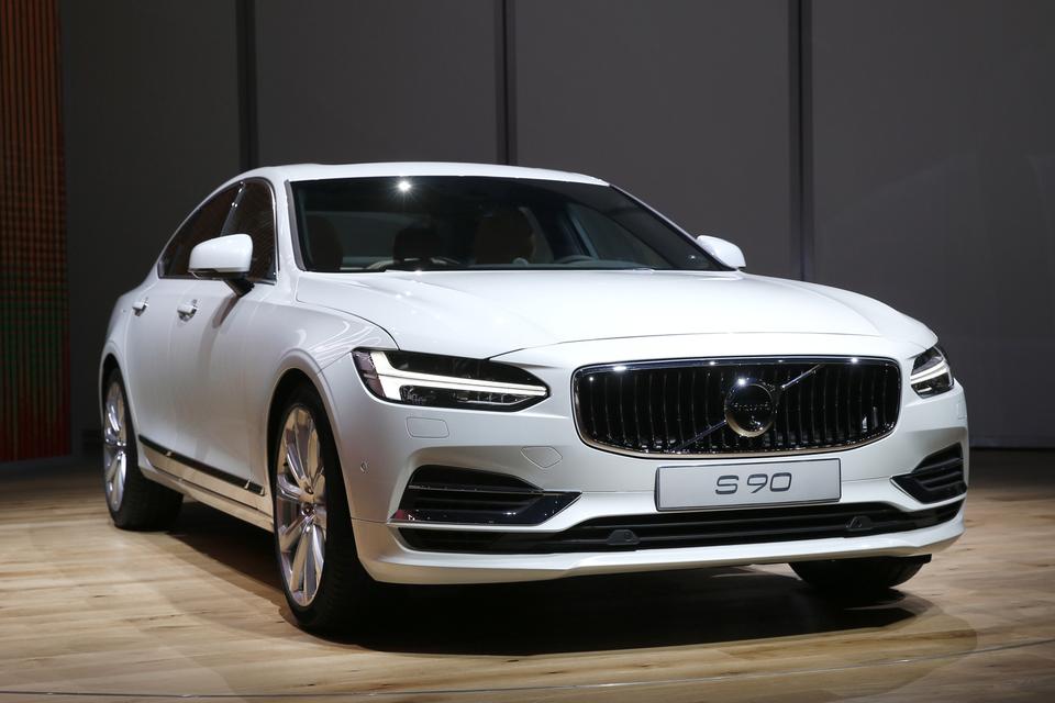 Volvo. Tag den nye firehjulstrækker fra Volvo, XC90. Sæt et nyt karrosseri på, og så har man den nye limousine fra Volvo,  S90. Den har meget af teknikken fra XC90, og det vil f.eks. sige firecylindrede motorer, der også fås i hybridudgave. Senere kommer en V90, altså en stationcar. 