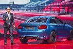 BMW. Den sydtyske producent har ikke glemt sin tradition med at bygge kompakte, men lynhurtige biler. Ind på scenen i Detroit ruller derfor M2 Coupe, som hverken har elmotor eller hybriddrift. Den har derimod en klassisk motortype fra BMW; en sekscylindret rækkemotor, som giver kræfter nok til en acceleration fra 0-100 km/t. på ca. fire sekunder. 