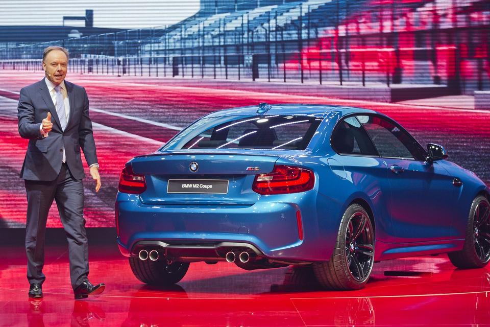 BMW. Den sydtyske producent har ikke glemt sin tradition med at bygge kompakte, men lynhurtige biler. Ind på scenen i Detroit ruller derfor M2 Coupe, som hverken har elmotor eller hybriddrift. Den har derimod en klassisk motortype fra BMW; en sekscylindret rækkemotor, som giver kræfter nok til en acceleration fra 0-100 km/t. på ca. fire sekunder. 
