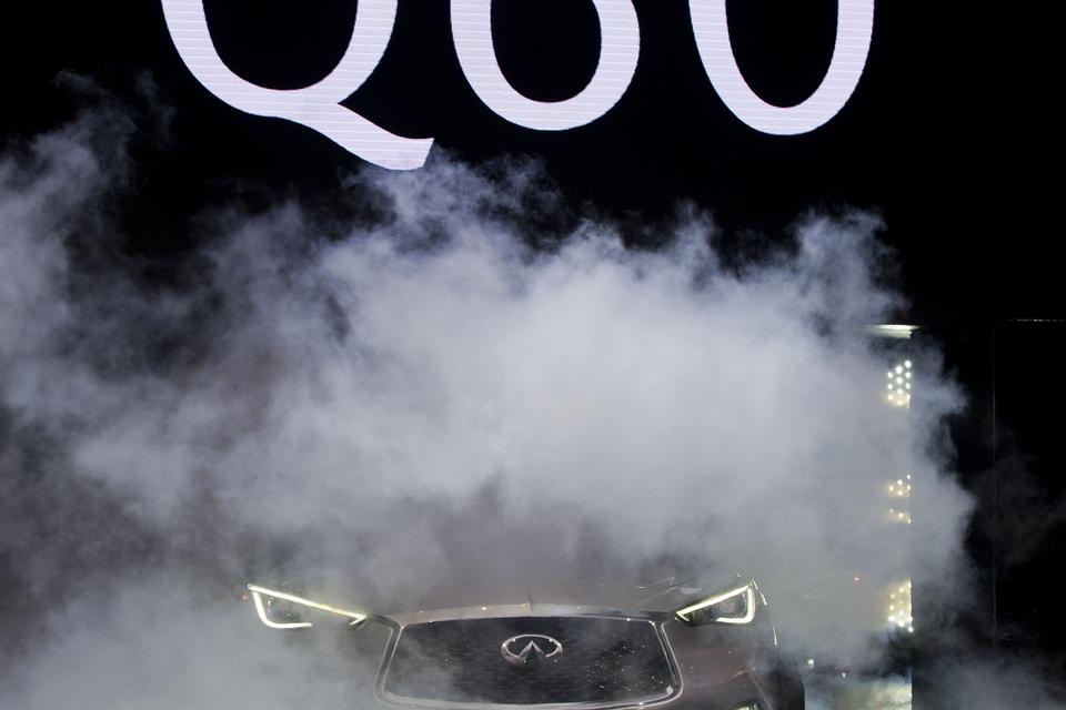 Infiniti. Den hedder Q60 og kommer fra Infiniti, som er Nissans luksusmærke. Men ellers er den skjult af røg og damp på billedet her. Men det er en sportslig coupe, ikke så rendyrket som BMW M2 Coupe på det forrige billede. Den er lidt mere  afslappet i stil med Audi A5 og BMW 4-serie. En 3,0 liters turbomotor giver enten 300 eller 400 hk. Infiniti sælges ikke i Danmark. 