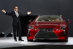 Lexus. Tjek fronten af bilen. Sådan skal fremtidige Lexus-modeller se ud. Lexus LC500 er første model i det nye design. Det er en coupe med masser af motorkraft, og den skal være med til at flytte opfattelsen af Lexus i retning af det mere sportslige. Derfor er der rigeligt med motorkraft her: 467 hestekræfter fra en 5,0 liters V8-motor, der er udstyret med 10-trins automatgear. Lexus er Toyotas luksusmærke og sælges ikke i Danmark. 