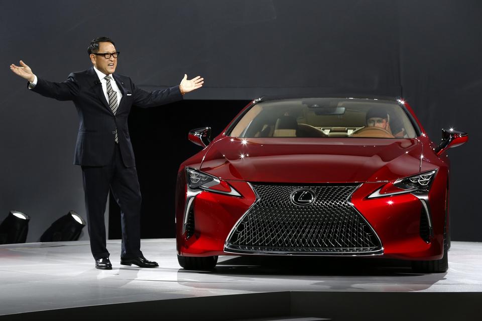 Lexus. Tjek fronten af bilen. Sådan skal fremtidige Lexus-modeller se ud. Lexus LC500 er første model i det nye design. Det er en coupe med masser af motorkraft, og den skal være med til at flytte opfattelsen af Lexus i retning af det mere sportslige. Derfor er der rigeligt med motorkraft her: 467 hestekræfter fra en 5,0 liters V8-motor, der er udstyret med 10-trins automatgear. Lexus er Toyotas luksusmærke og sælges ikke i Danmark. 