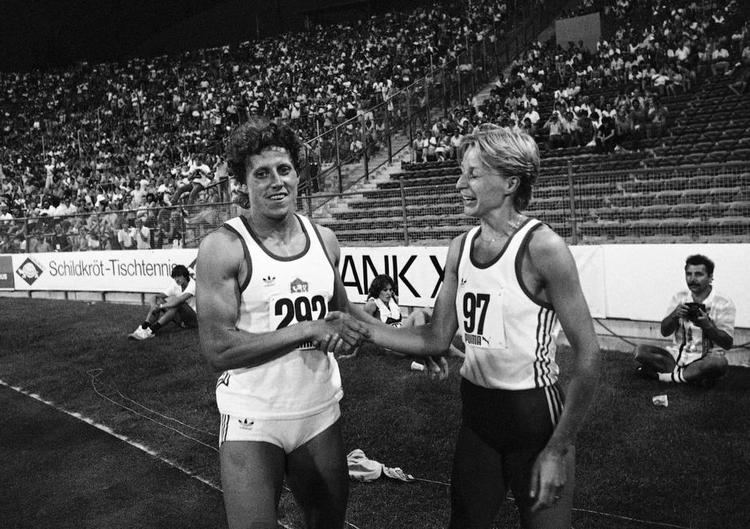 urørlig. Kratochvílová fra Tjekko-slovakiet (venstre) trykker hånd med polske Januchta efter at have sat verdensrekord i 800-meterløb i 1983 – den står stadig, men hun benægter doping trods hyppige anklager. Arkivfoto: Uwe Lein/AP 