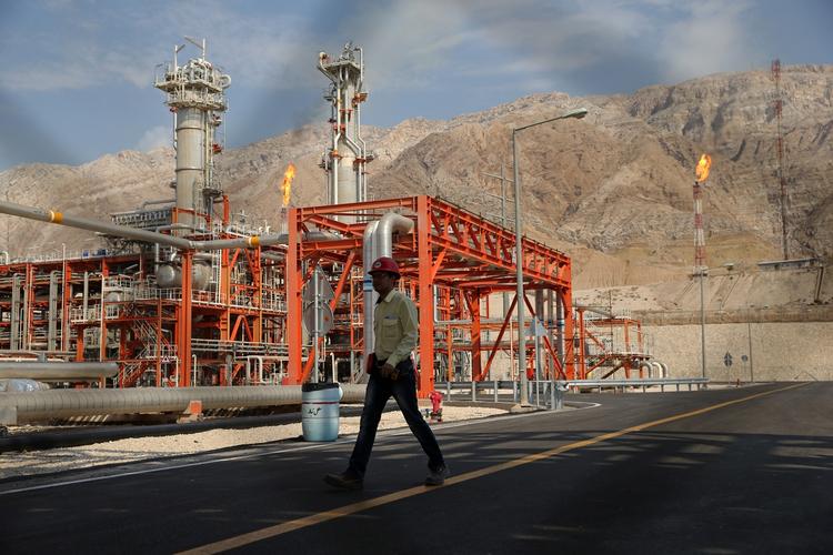 Priskrig. En af grundende til olieprisernes fortsatte fald er Saudi-Arabien, der bliver ved med at dumpe prisen for at holde Iran ude for markedet. 