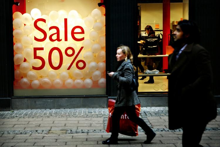 Udsalg. Ofte får de gule udsalgsskilte forbrugerne til at købe en masse ting, de egentlig ikke har brug for - og det er langt fra altid, at varerne kan returneres. 