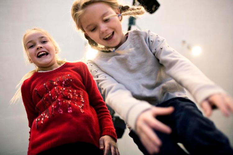 Flyvende. Estere Ziemele (tv.) og Emma Wang Hvorup laver englehop i dansktimen. Skolen gør meget ud af at få bevægelse i undervisningen, og det er et hit hos eleverne. »Jeg elsker det. Man har det sjovt sammen, og jeg kan rigtig godt lide at røre mig«, siger Estere. 