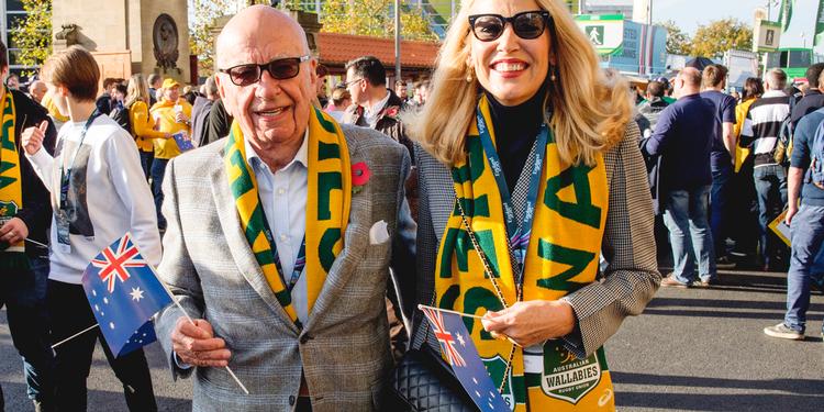 PAR. Mr Rupert Murdoch og Miss Jerry Hall ses her ankomme til finalen i Rugby World Cup. 