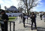 Angreb. En bombe sprang tirsdag morgen i Istanbul og dræbte mindst ti personer og sårede flere. Ifølge Ritzau er ni af de dræbte tyske turister. 