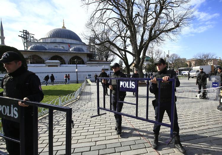 Angreb. En bombe sprang tirsdag morgen i Istanbul og dræbte mindst ti personer og sårede flere. Ifølge Ritzau er ni af de dræbte tyske turister. 