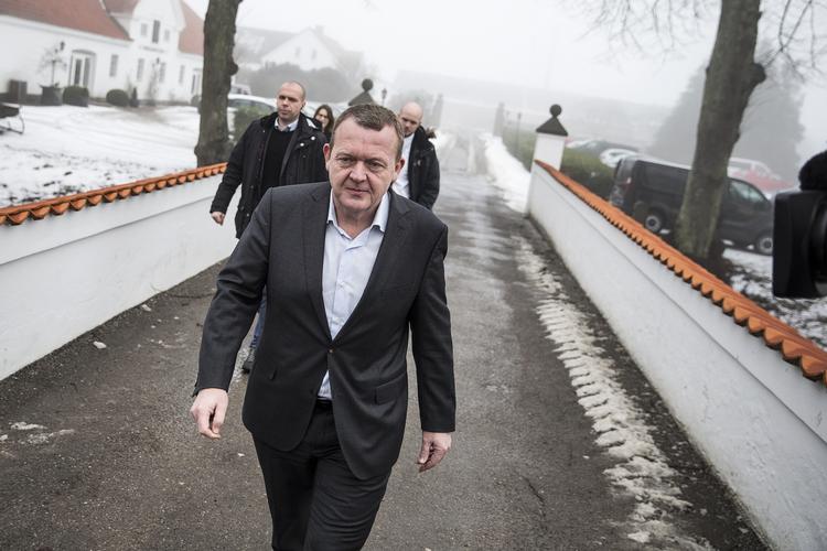 Løn. Statsministeren Lars Løkke Rasmussen (V) leder regeringsseminar på Kragerup Gods. Han afventer Vederlagskommissionen og vil ikke på forhånd tage stilling til poltikernes lønstruktur. 