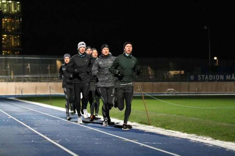 Tempo. Nogle af de hårde hurtige ture foregår på banen på Østerbro Stadion. Det kræver koncentration at holde farten oppe. Tankerne må ikke flyve afsted. Det er denne klummes forfatter med grå hue og hvide sko. 