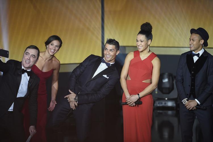 Galla. Cristiano Ronaldo (i midten) måtte strække sig for at komme med på galla-værten James Nesbitts selfie. 