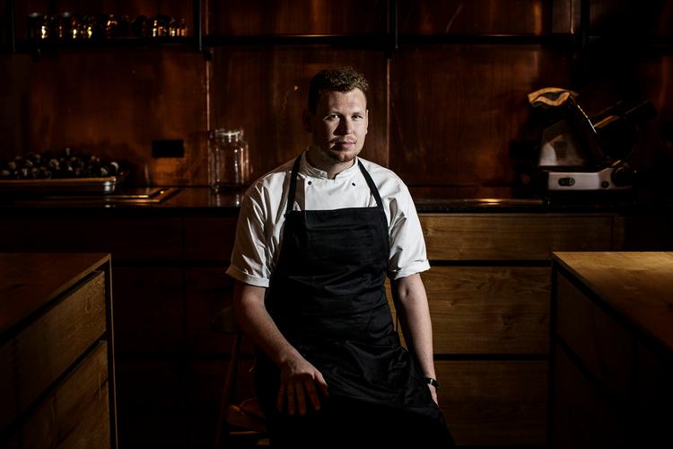 Rolig. Det er et uhyre pres at deltage i verdens mest prestigefyldte kokkekonkurrence, Bocuse d'Or, men 25-årige Morten Falk lader sig ikke skræmme af postyret. 