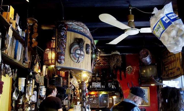 Etnografika. At træde ind på Galathea Kroen er som at træde ind i en junglekonges stue. 