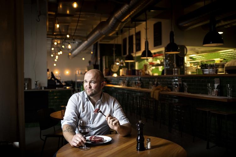 Hjem-til-Aarhus. I år bliver Aarhus bombarderet med succesfulde københavnske restauranter. Anders Aagaard, ejer af Madklubben, er en af dem, der kigger mod Smilets By. 