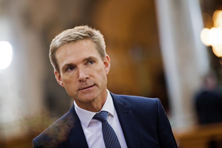 Urealistisk. Dansk Folkepartis formand, Kristian Thulesen Dahl, mener ikke, at man kan øremærke penge fra 2025-planen til skattelettelser senere på året. Dermed går han i rette med både statsminister Lars Løkke (V) og Anders Samuelsen fra støttepartiet Liberal Alliance. 