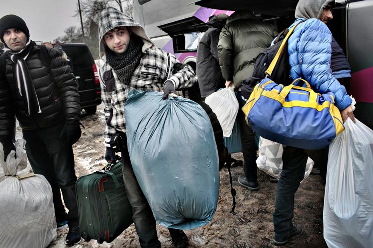 Flygtningepres. Hver dag ankommer nye asylansøgere til Danmark. Her ankommer de første til en ny teltlejr i Næstved, hvor de skal bo på ubestemt tid. Regeringens lovforslag om at beslaglægge deres værdigenstande ved ankomst har skabt heftig debat på Christiansborg forud for i morgen, hvor regeringens asylstramninger skal førstebehandles i Folketinget. 