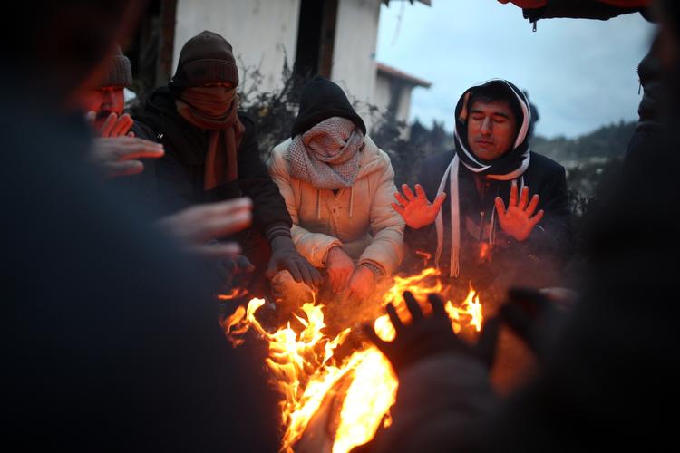 KULDE. Flygtninge venter nær den tyrkiske by Cesme på at kunne rejse videre til de græske øer. 