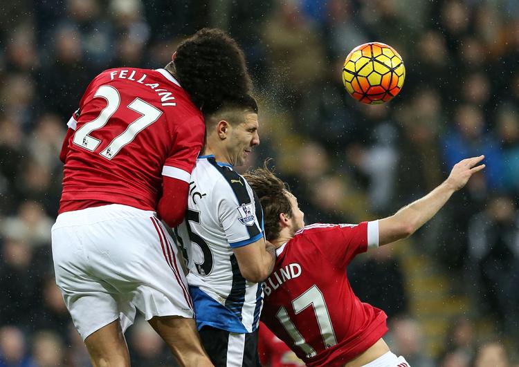 Fight. Newcastles Aleksandar Mitrovic var involveret i flere succesfulde hovedstødsdueller mod Manchester United. Den ene af dem førte til et oplæg til 1-2 målet, der blev starten på et flot comeback. 