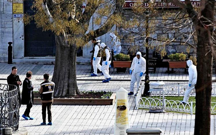 Terror. Det turistprægede Sultanahmet-område i hjertet af Tyrkiets største by, Istanbul, blev i går ramt af en selvmordsbombe. 9 tyskere og 1 peruaner blev dræbt i angrebet, der sårede 15. 