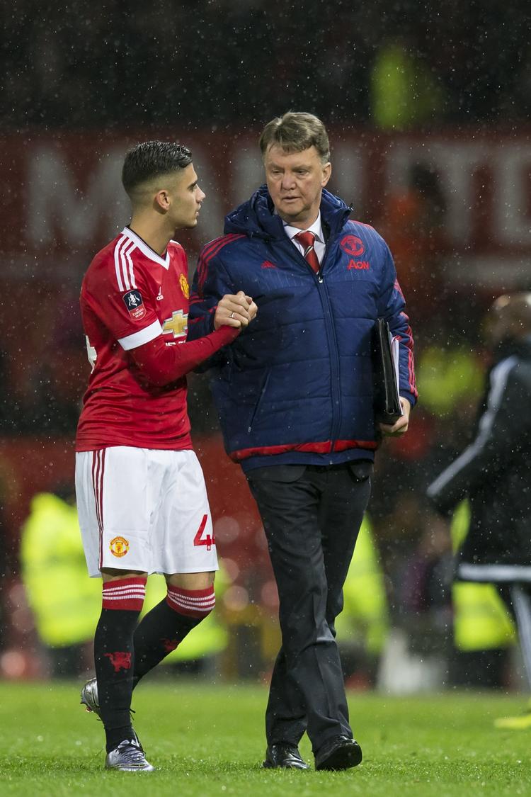 Pointtab. Van Gaal (th), Andreas Perreira og co. rykker længere og længere væk fra den fjerdeplads, der giver adgang til næste sæsons CL-kvalifikation. 