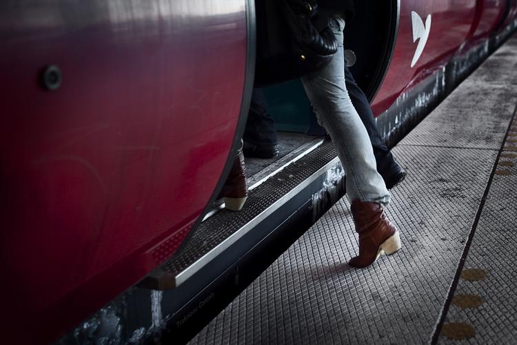 Afsted. Hvis det dagligt går til og fra jobbet eller studiet med offentlig transport, er det en god idé at droppe rejsekortet, hvis du færdes i hovedstadsområdet. Der er op til 9.000 kroner at spare ved at bruge et periodekort i stedet, viser prissammenligning. 