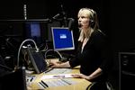 Tilstrømning. DR's digitale radiokanaler er mere populære end nogensinde. Her er det radiovært Karen Hjulmand i studiet, der sender programmet 'Orientering' på P1. 