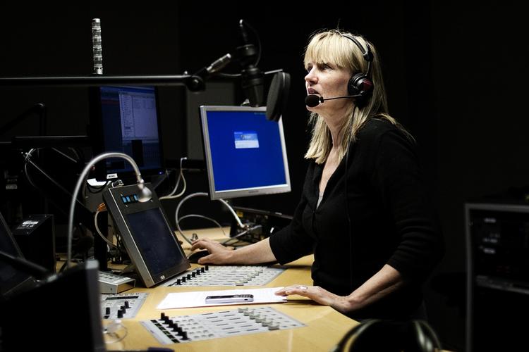 Tilstrømning. DR's digitale radiokanaler er mere populære end nogensinde. Her er det radiovært Karen Hjulmand i studiet, der sender programmet 'Orientering' på P1. 