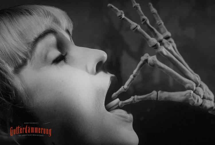 Gutterdämmerung. Der er kamp mellem det onde og det gode i Bjorn Tagemoses 'stumfilm'. 