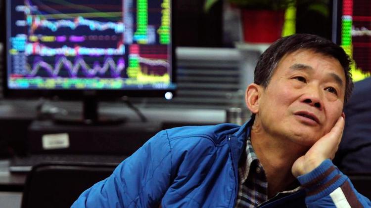 Tungt. En mand kigger på børskursernes nedtur i Jiujiang i starten af denne uge. 