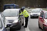 Politik. Politiet kontrollerer blandt andet ved grænseovergangen i Kruså. 
