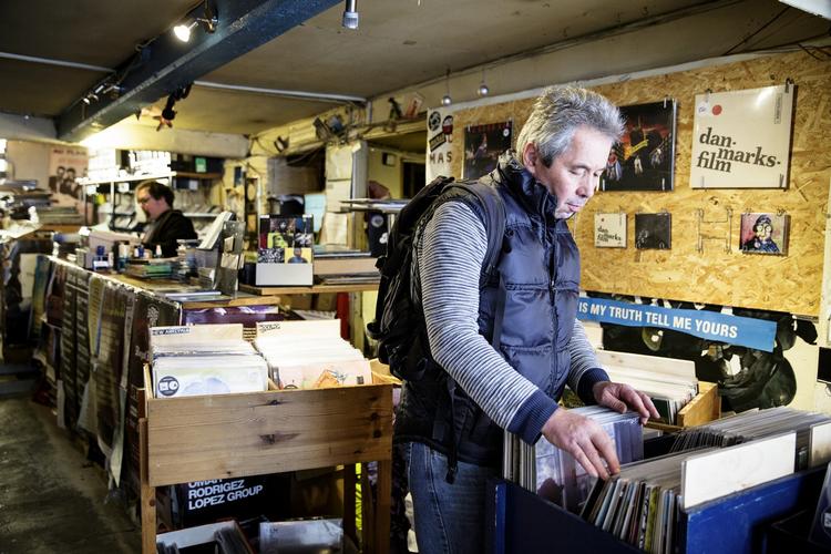 Jagt. Enkelte butikker i Danmark har muligvis stadig David Bowies Blackstar stående, men en række af landets førende pladebutikker - som Badstuerock i Aarhus - melder udsolgt. Ligesom pladeselskabet Sony melder om tomme lagre. Arkivfoto 